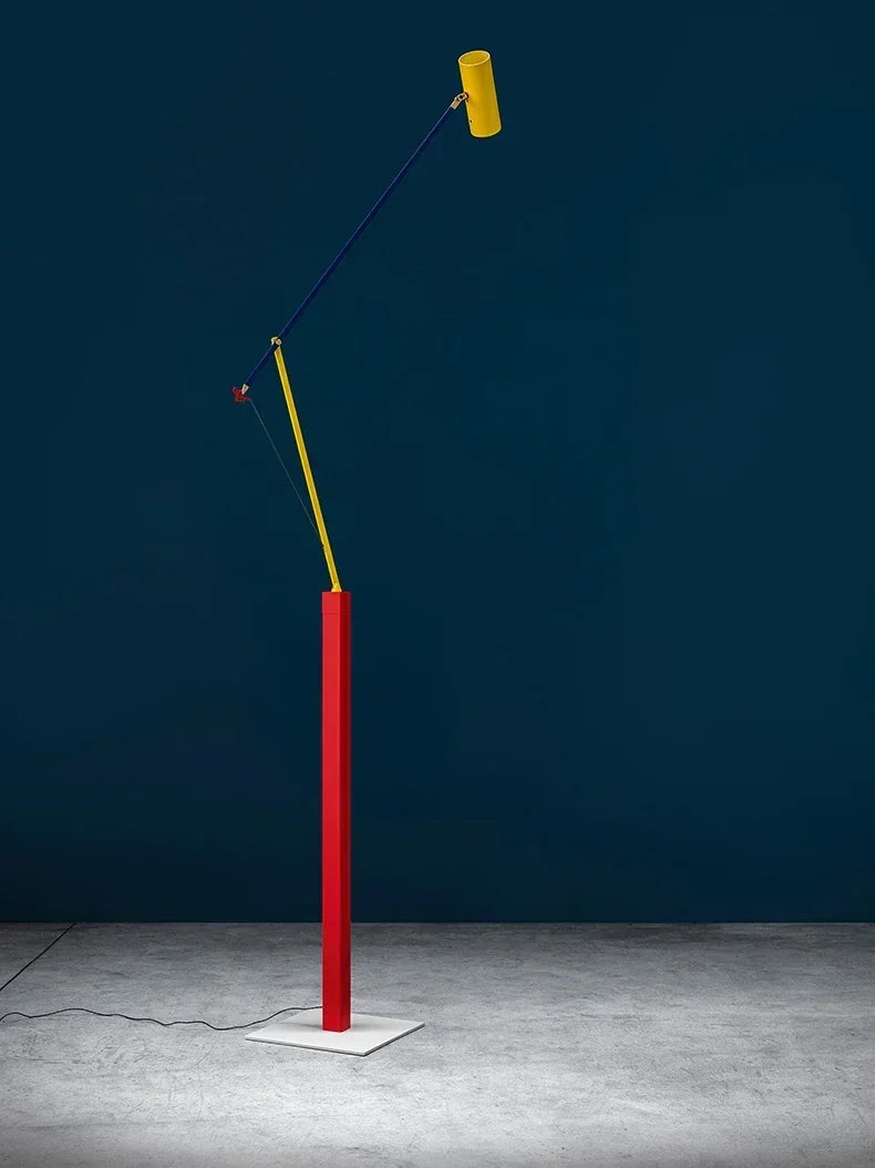 Décoration intérieure : lampe sur pied nordique, éclairage ajustable pour une ambiance unique.
