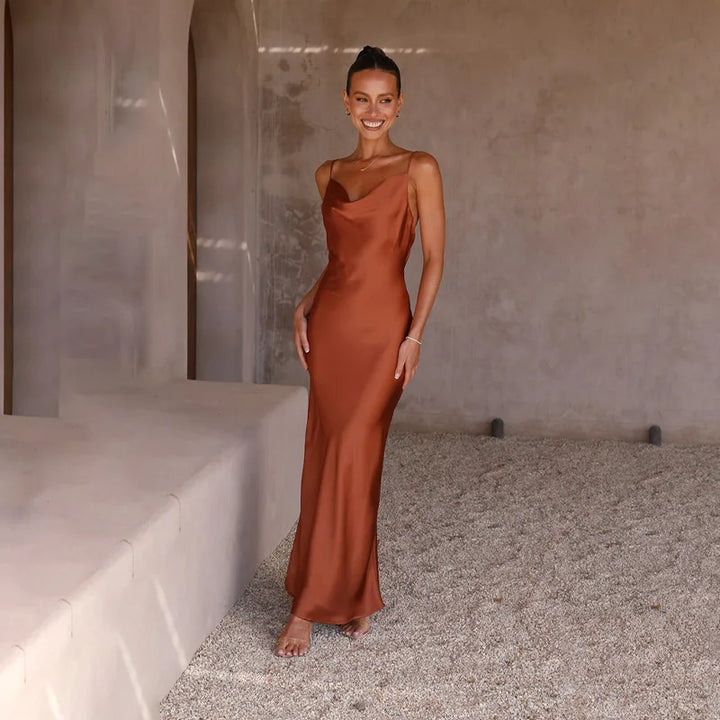 Détail du col bénitier sur une robe longue fluide, vêtement élégant pour femme, mode féminine.