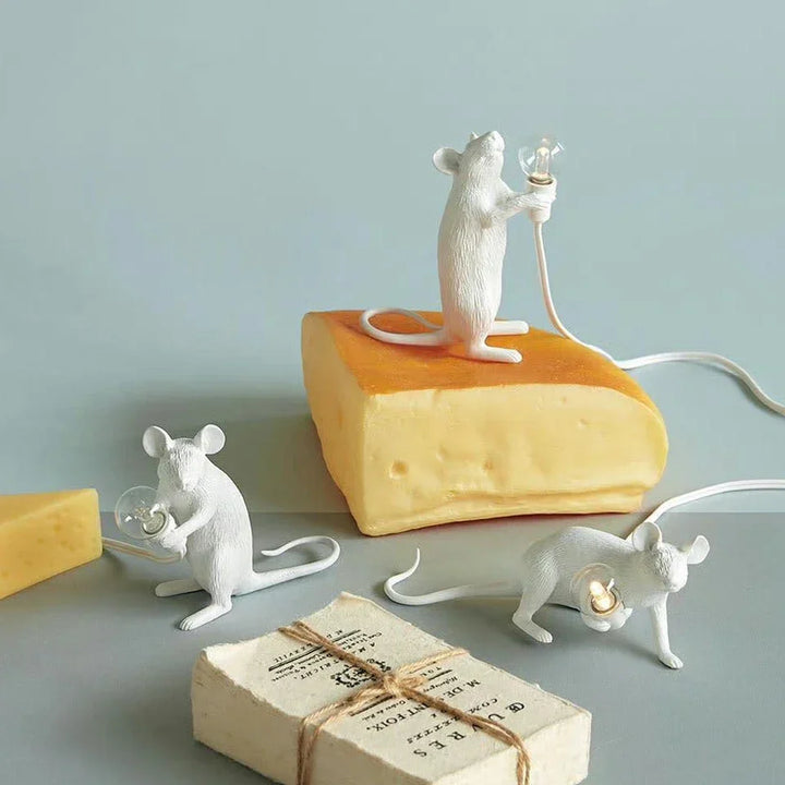 LumiMaus, lampe de table LED Art Déco. Design souris unique pour une lumière d'ambiance chaleureuse.