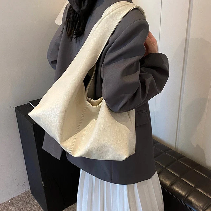 Sac à main hobo femme noir avec sangle ajustable, pratique et élégant pour le quotidien.