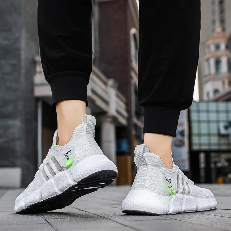 Chaussures décontractées homme noires, vertes et blanches, très respirantes pour un confort quotidien et un style moderne.