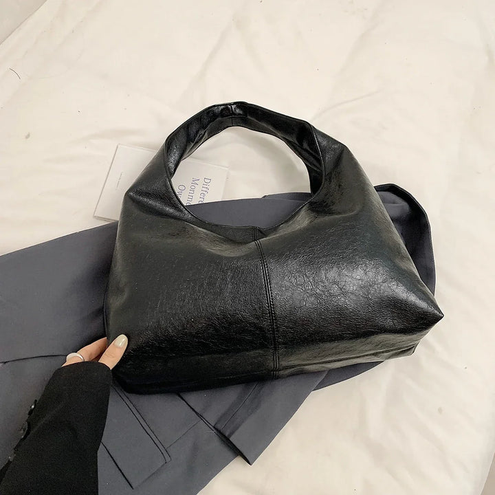 Sac à main hobo crème, style décontracté chic, accessoire tendance pour femme moderne.