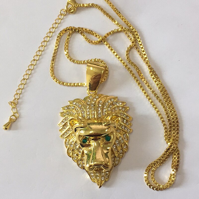 Collier chaîne délicate, pendentif éclatant, bijou intemporel pour femme, très chic.