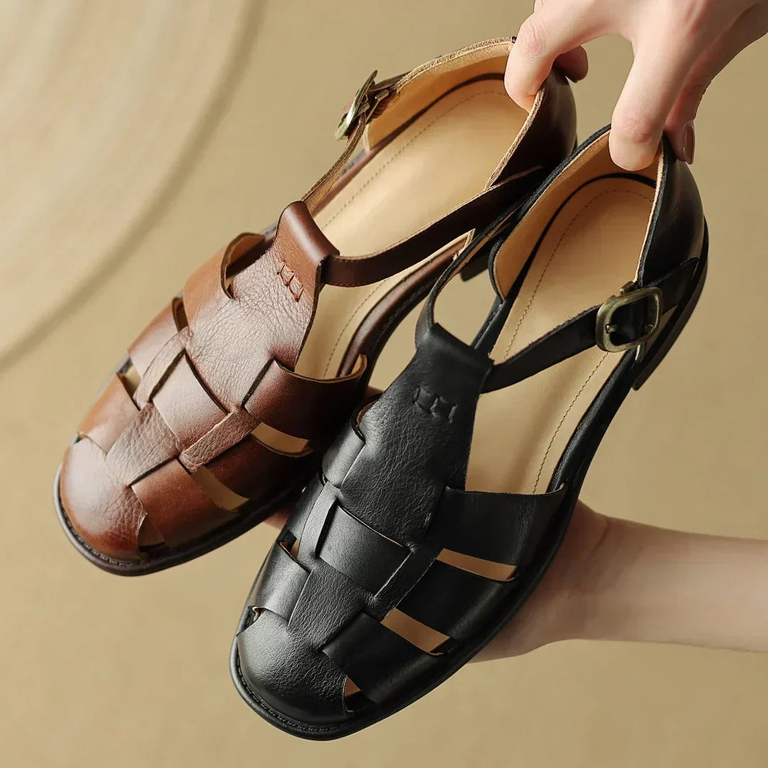 Paire de sandales plates Marivelle T-strap noires pour femmes, parfaites pour un style estival décontracté et élégant.
