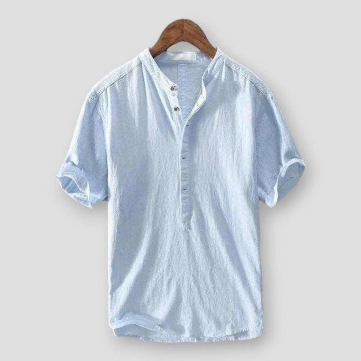 Texture du tissu léger de la chemise homme Provence, offrant confort et respirabilité pour l'été.