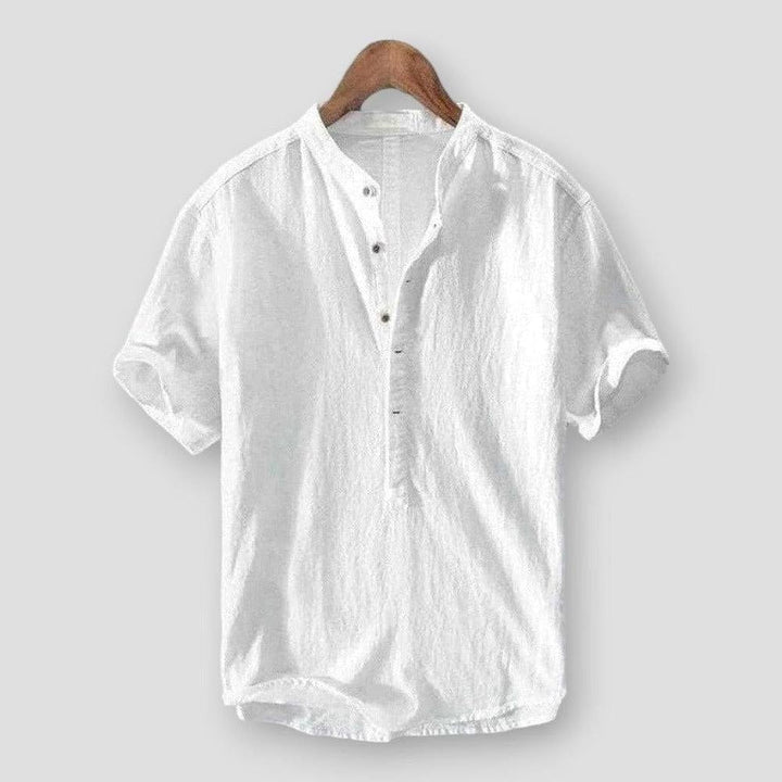 Homme portant la chemise Provence coupe relax, col mandarin. Confort et style pour les journées d'été.