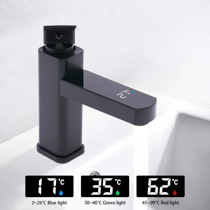 Accessoire salle de bain: mitigeur lavabo noir mat avec écran LED affichant la température de l'eau.