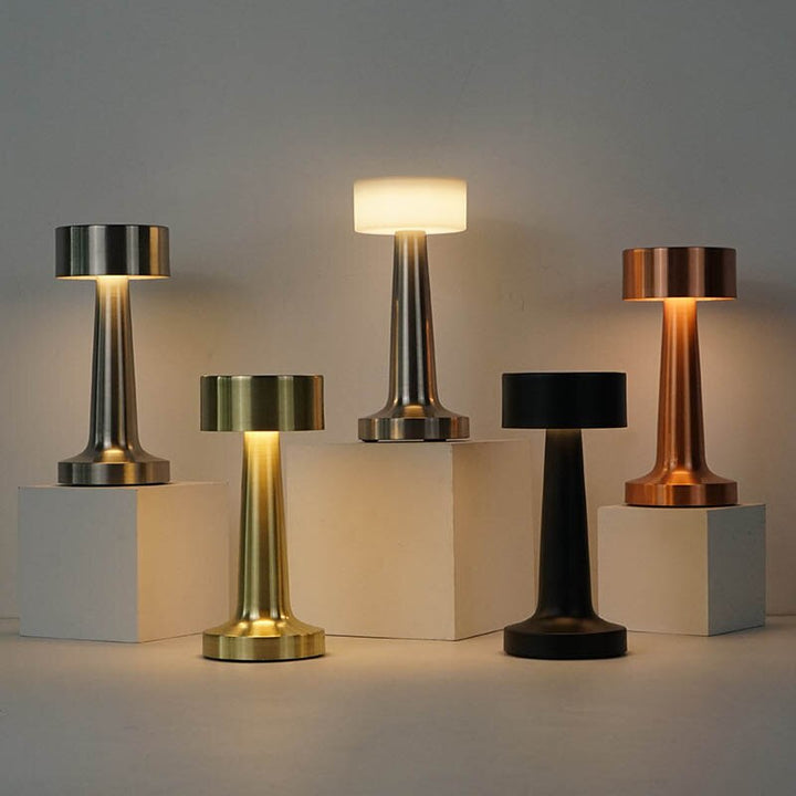 Lampe LED portable, design minimaliste, idéale pour éclairage d'ambiance sans fil dans toute pièce.