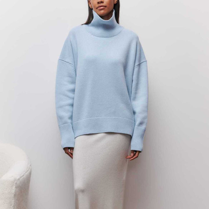 Pull femme hiver confortable et chic, coupe ample élégante. Matière douce, idéal pour la mode féminine tendance.