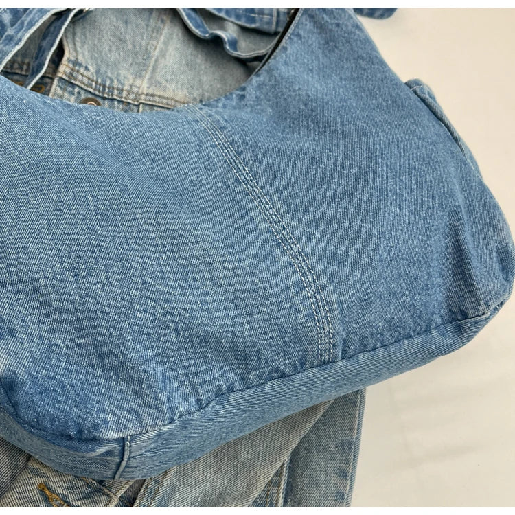 Détail du sac en jean femme: fermetures éclair robustes et finitions soignées du denim.
