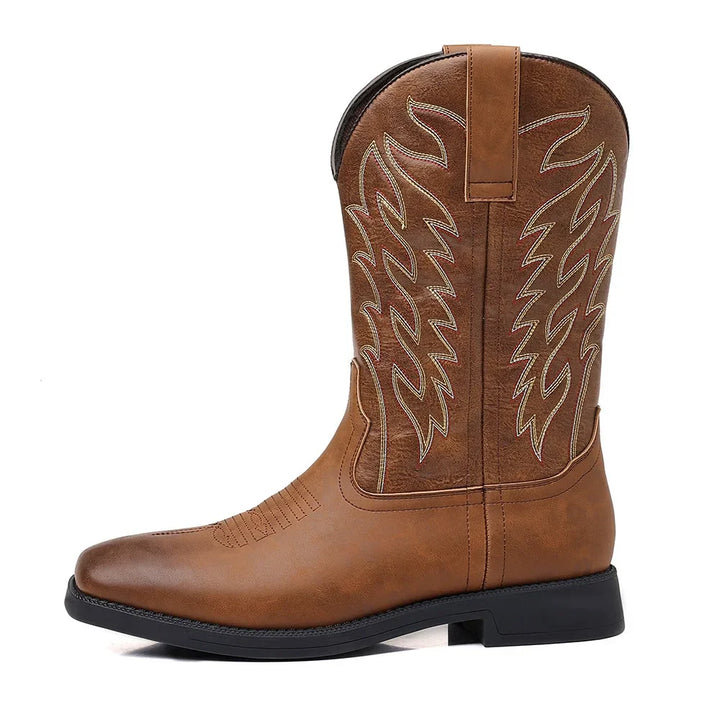Bottes cowboy homme mi-mollet, broderies classiques et bout carré. Style vintage indémodable pour hiver.