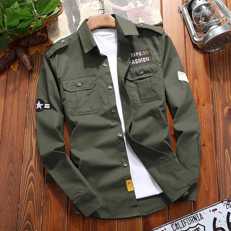 Chemise Ranger homme à manches longues kaki, pliée, prête à être portée pour un look utilitaire casual et tendance.