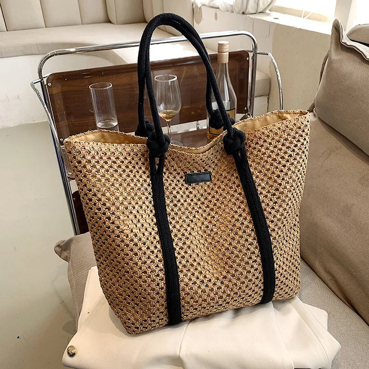 Grand sac de plage en paille tressée pour femme, idéal pour les accessoires d'été.