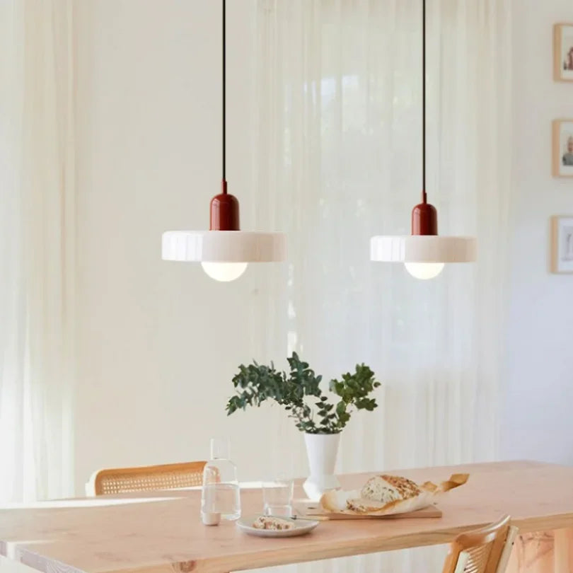 Luminaire élégant CelestiGlass en verre pour salon moderne ou scandinave, crée une ambiance douce.