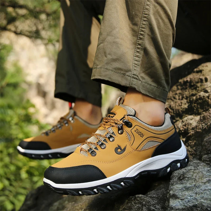 Chaussures de sport pour hommes, idéales pour le trekking rapide, légères et ultra-adhérentes.
