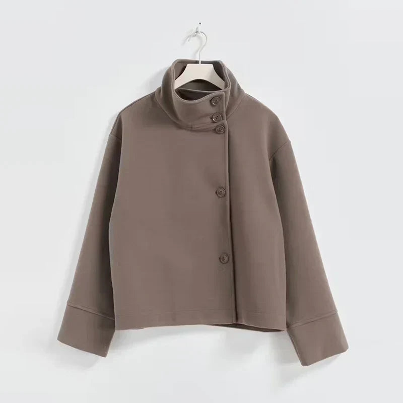 Veste femme courte bleu foncé, design minimaliste et chic. Parfaite pour l'automne et le printemps.