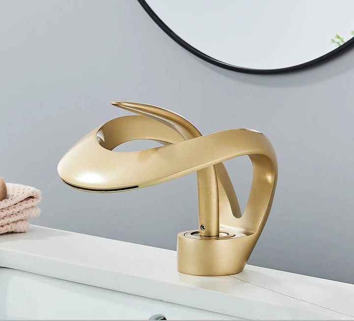 Mitigeur de lavabo cascade Flowarc, design moderne et élégant, en laiton pour salle de bain.
