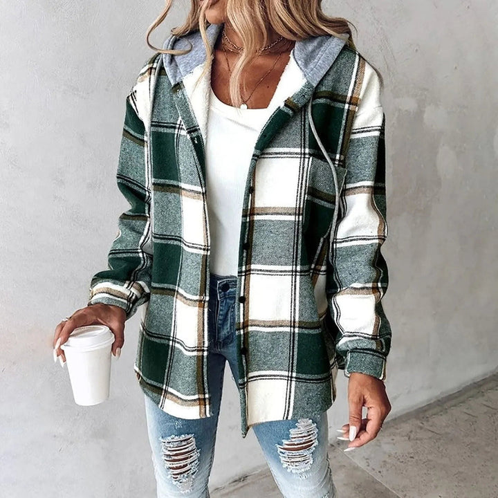 Manteau hiver femme avec col montant, détails soignés, conçu pour la mode féminine et le confort chaleureux.