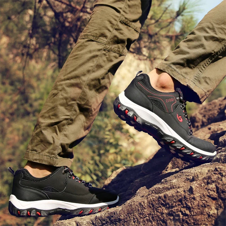 Modèle de chaussures de trekking homme, style sneaker, offrant confort et polyvalence pour l'extérieur.