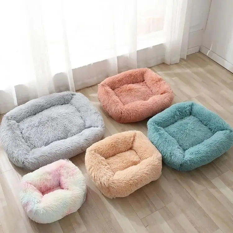 Grand lit chien moelleux et lavable, en peluche grise, confort animal optimal.