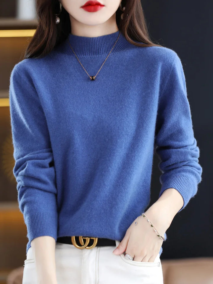 Élégant pull femme col montant, tricot fin taupe, parfait pour toute occasion hivernale.