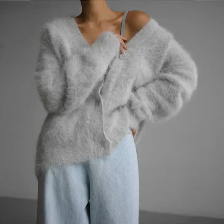 Cardigan femme élégant porté, polyvalent pour mode décontractée ou chic, idéal automne-hiver.
