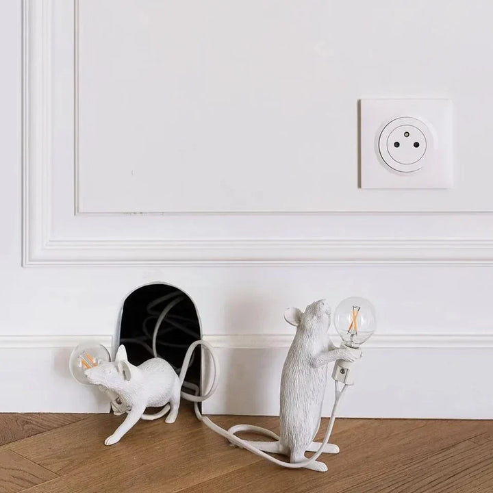 Lampe de table LED LumiMaus en forme de souris. Éclairage design Art Déco pour décoration intérieure moderne.