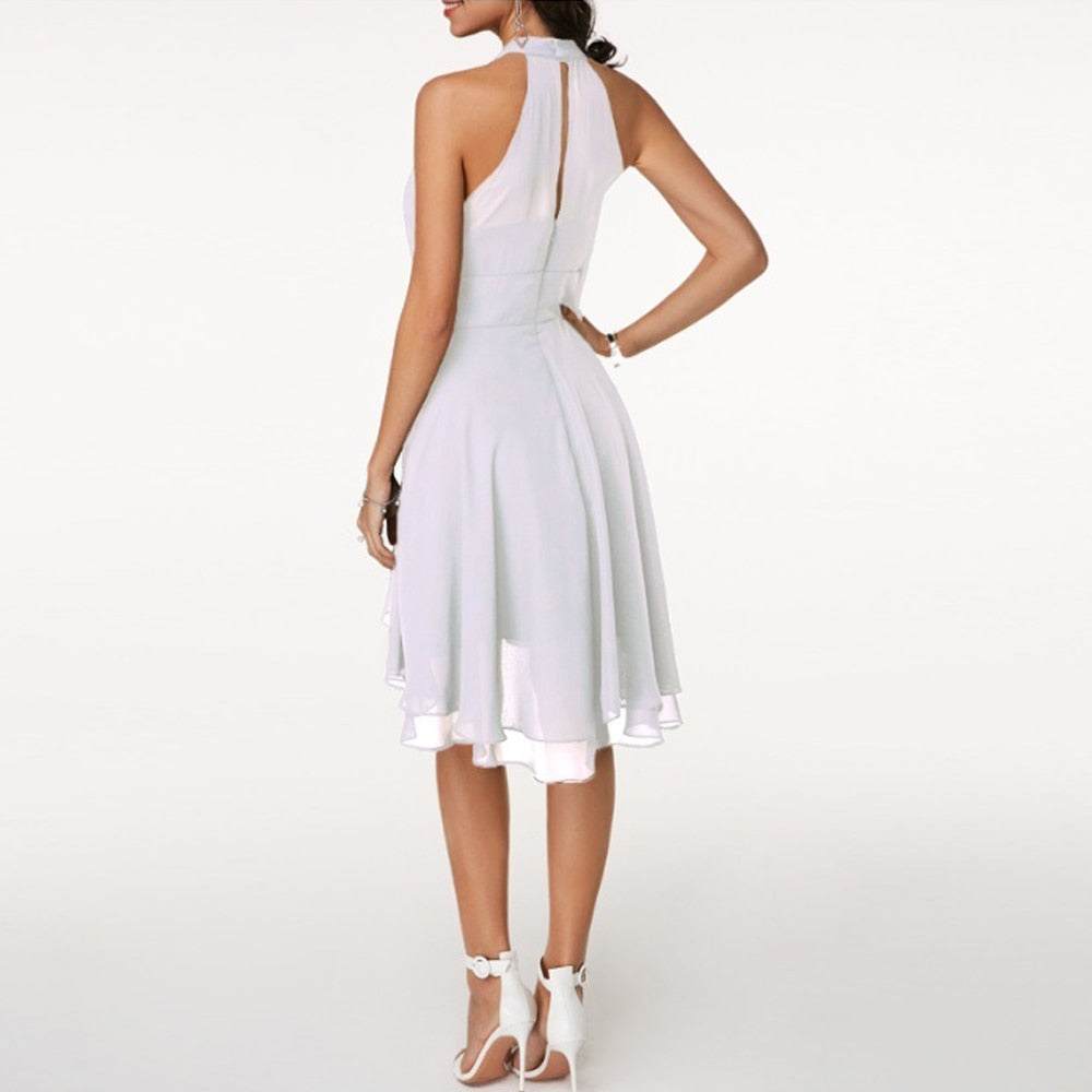 Robe d'été plissée sans manches, mini longueur, pour femme, style confortable et flatteur.