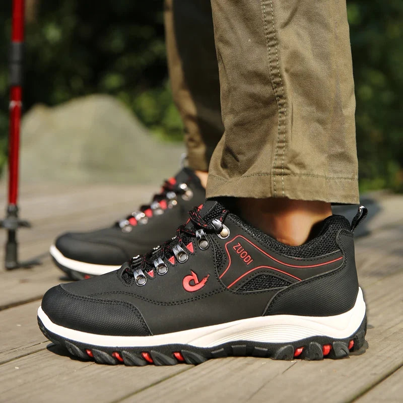 Chaussures de trekking hommes, légères et robustes, parfaites pour les randonnées en nature.