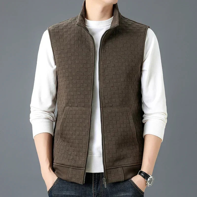 Détail du zip et texture du gilet homme sans manches, parfait pour un look polyvalent et moderne.
