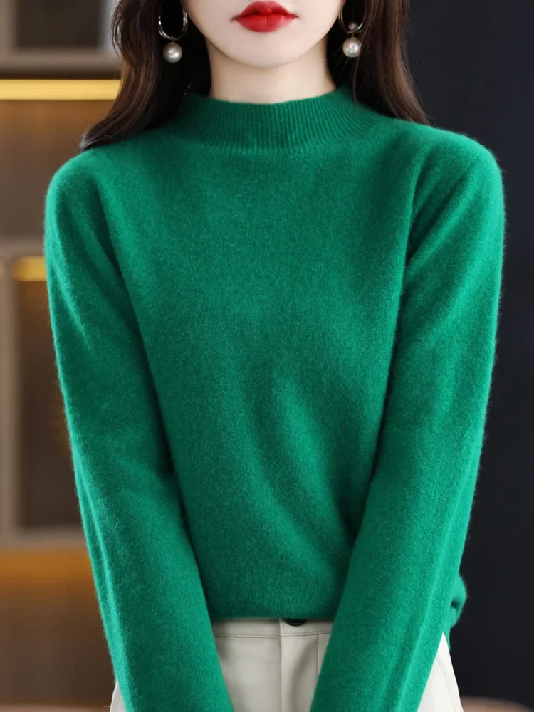 Pull femme col montant, coupe ample et confortable, un essentiel de la mode hivernale.