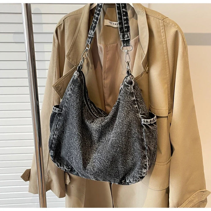 Sac épaule femme en jean spacieux, parfait pour transporter vos essentiels avec style et confort.