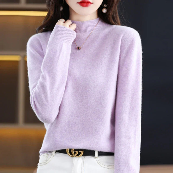 Vêtement femme élégant : pull chaud col montant gris, doux et stylé en tricot.