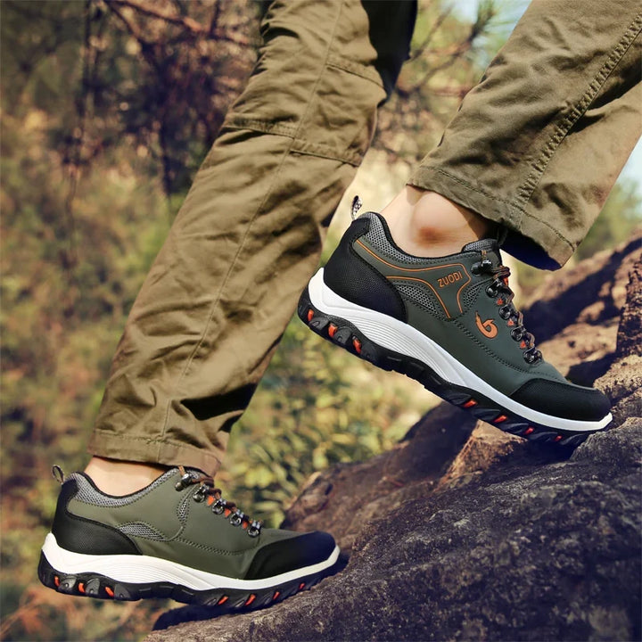Sneaker polyvalente pour hommes, alliant style urbain et performance de trekking léger.