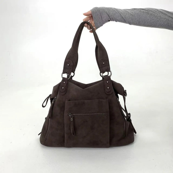 Élégant sac cabas marron en suédine, parfait pour la femme moderne en ville, pratique pour les cours et le shopping.