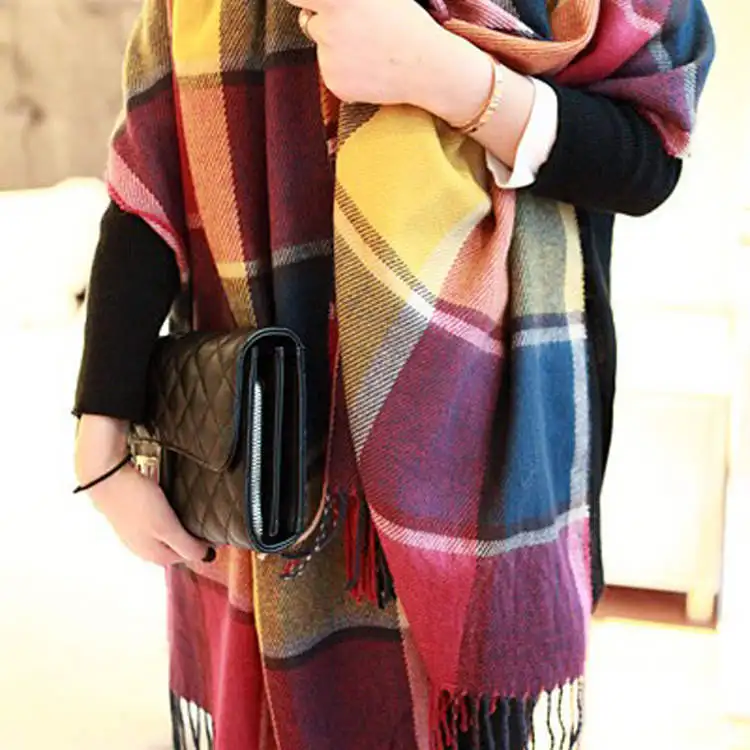 Douce écharpe élégante pour femme, un indispensable accessoire de mode et de luxe hivernal.