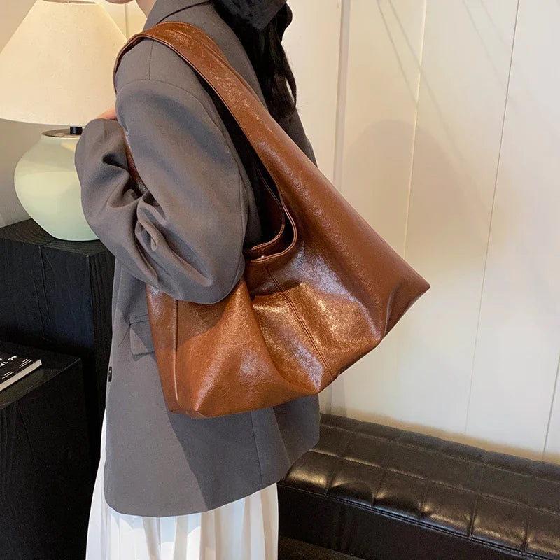 Sac hobo bordeaux en similicuir souple, accessoire mode essentiel pour femme tendance.