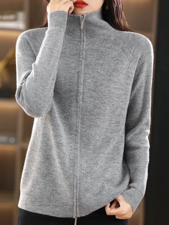Cardigan femme moderne et confortable, couleur bordeaux, avec double zip pour une touche d'élégance chic.