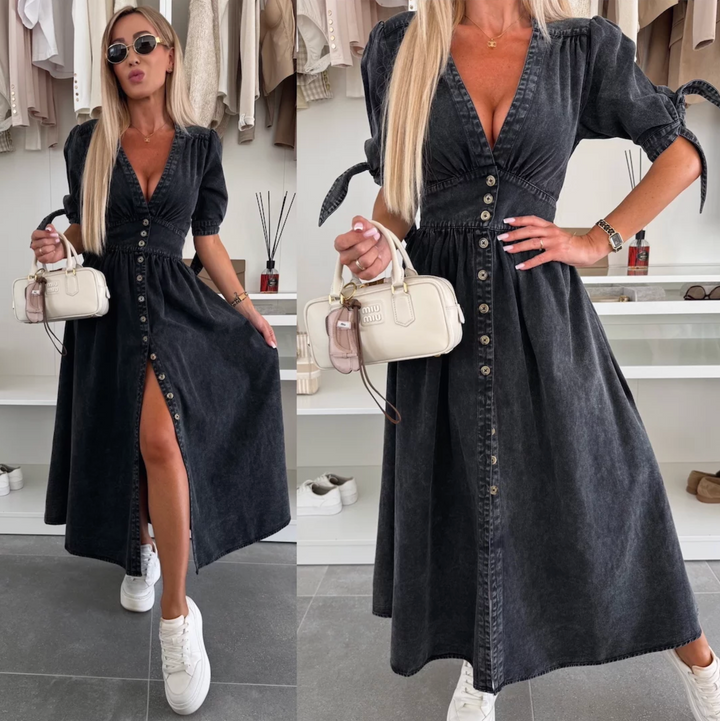 Robe en jean femme, coupe midi, boutonnée, col en V, style chic et décontracté.