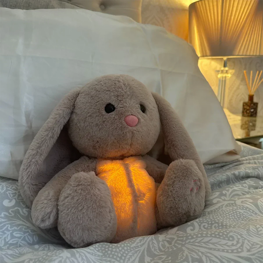 Gros plan sur un lapin en peluche respirant doux et moelleux. Idéal pour le sommeil et la relaxation anti-stress.
