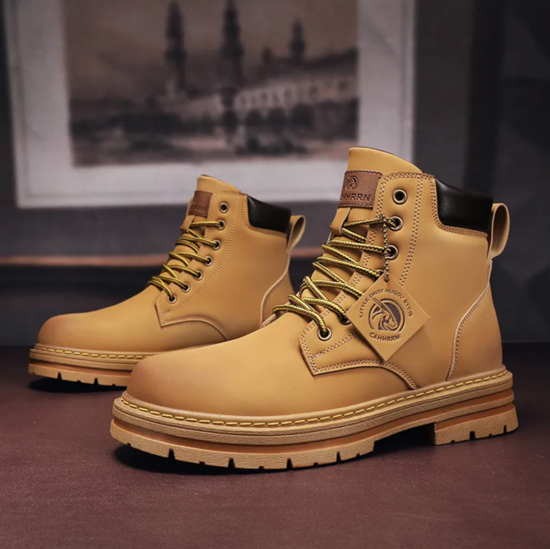 Bottes confortables à lacets pour homme, en cuir de qualité. Parfaites pour un look décontracté ou habillé.