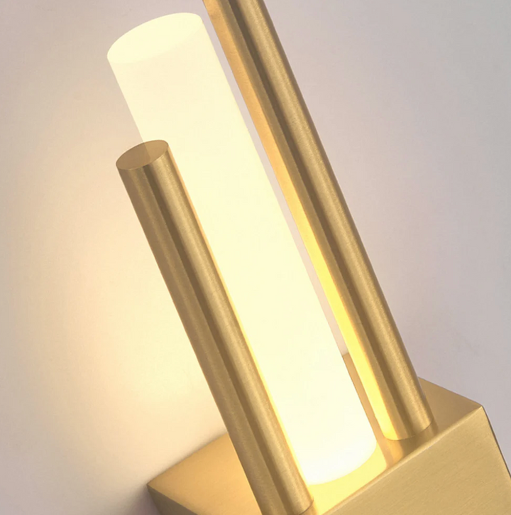 Applique LED pour salon, style moderne noir et or design.
