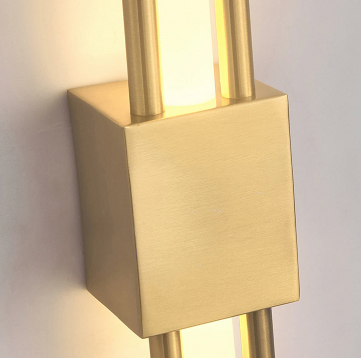 Luminaire fixation murale, design LED noir et or pour ambiance.