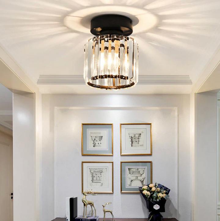 Plafonnier encastré élégant. Éclairage moderne et design minimaliste pour le couloir.