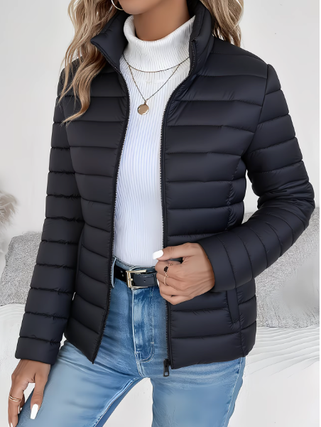 Femme stylée en doudoune matelassée légère avec zip, parfaite pour la mode hivernale et rester au chaud.