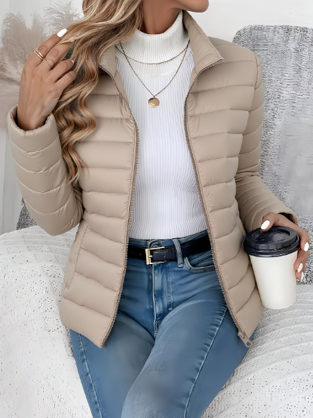 Veste doudoune légère femme, matelassée. Chaleur assurée, style élégant pour l'extérieur et l'hiver.