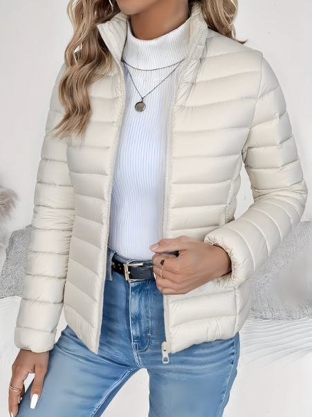 Doudoune matelassée élégante pour femme, coupe légère et moderne, parfaite pour un look hivernal tendance.