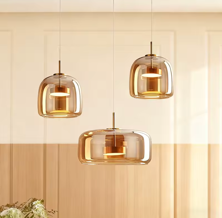 Lampe de salle à manger suspendue, lustre en verre ajustable pour un éclairage design et scandinave.