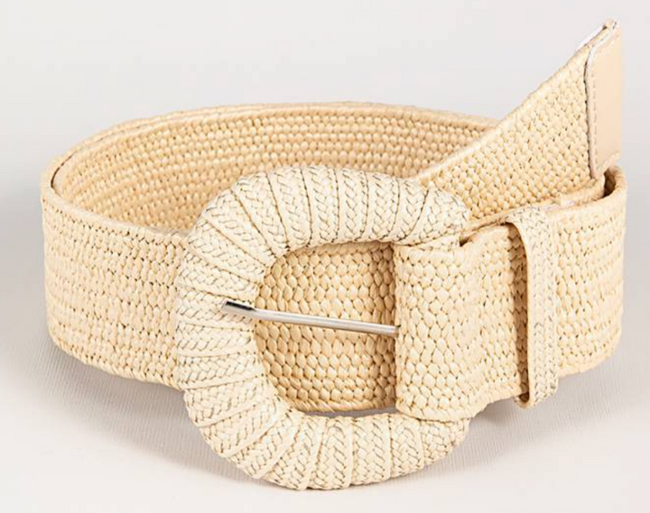 Ceinture tressée rétro femme, style élégant pour l'été. Accessoire de mode féminine, look bohème chic.