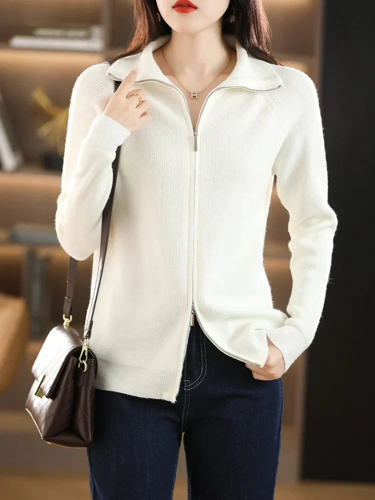Mode femme : cardigan élégant et versatile, bleu roi, avec double zip, parfait pour un style décontracté chic.